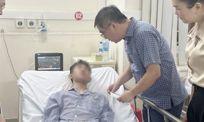 Vụ lật tàu ở Vịnh Hạ Long: Đưa nam sinh mất 4 người thân về Hà Nội điều trị