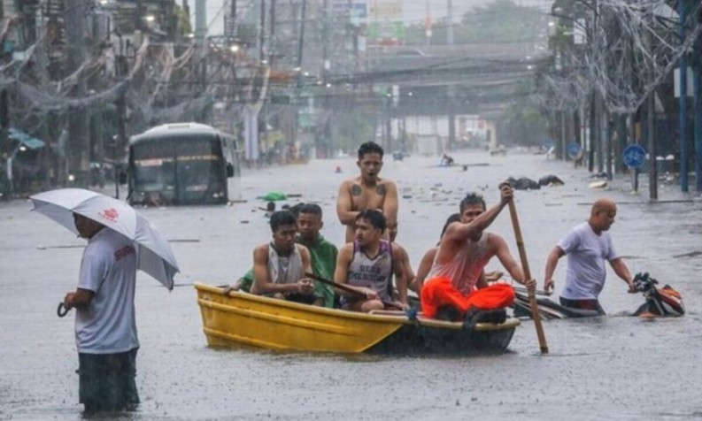 Philippines: Lũ lụt khiến hàng ngàn người phải di dời, hai người mất tích