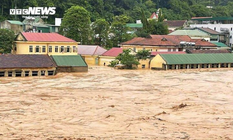 Mưa sầm sập nhiều giờ, nguy cơ lũ quét và sạt lở hơn 200 xã phường