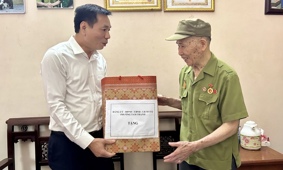 Lãnh đạo phường Tam Thanh thăm, tặng quà các gia đình chính sách 