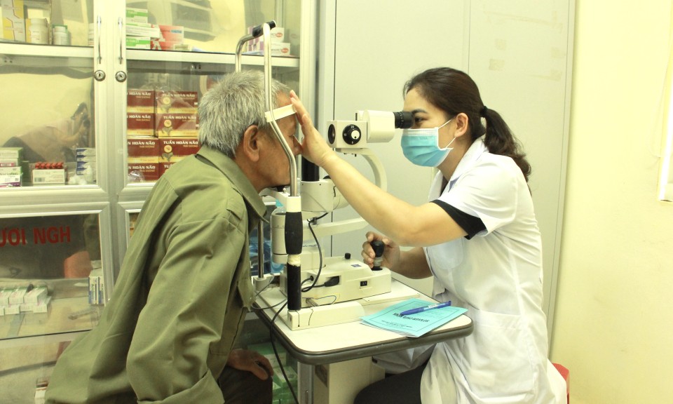 Khám, cấp thuốc miễn phí cho người có công tại phường Lương Văn Tri