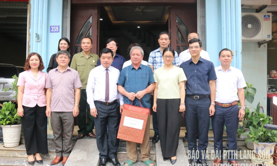 Chi bộ Ủy ban Kiểm tra Tỉnh ủy thăm, tặng quà gia đình chính sách, người có công tại phường Tam Thanh