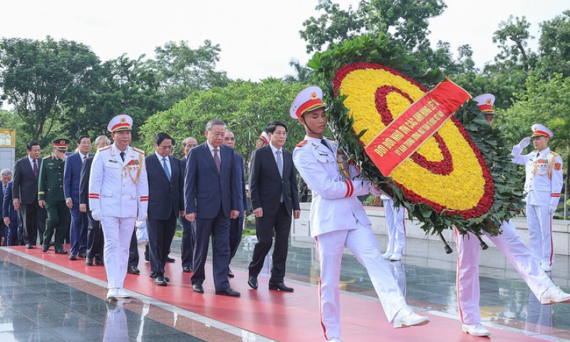 Lãnh đạo Đảng, Nhà nước vào lăng viếng Bác, tưởng niệm các Anh hùng liệt sĩ
