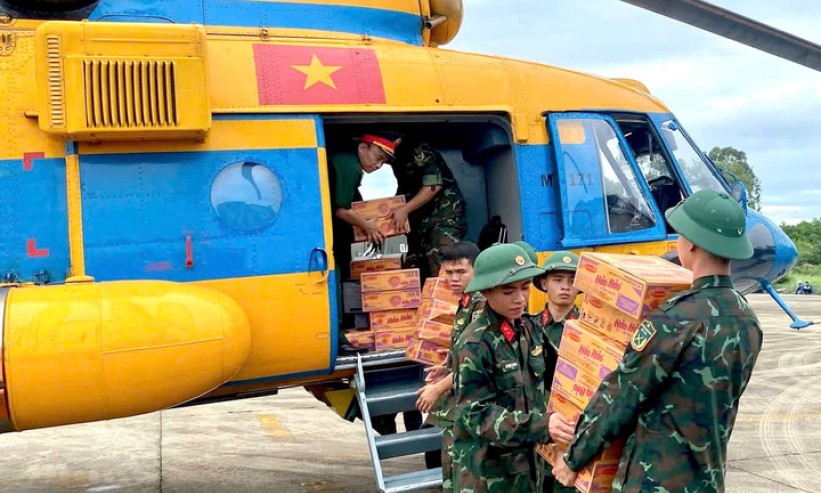 Trực thăng tiếp viện lương thực tại điểm cô lập ở 'rốn lũ' Nghệ An