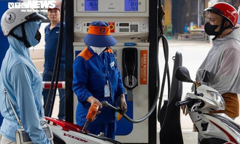 Giá xăng giảm hơn 200 đồng/lít từ chiều nay