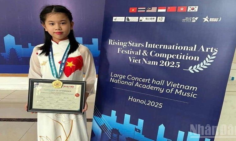 Bé gái lớp 5 đoạt giải Vàng cuộc thi tài năng âm nhạc quốc tế