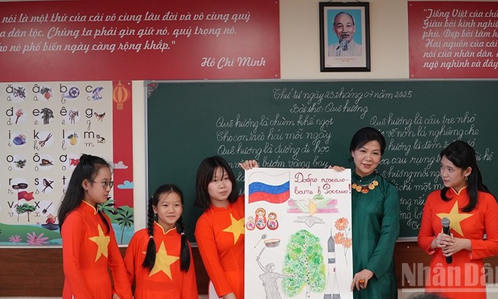 Phu nhân Tổng Bí thư Ngô Phương Ly thăm lớp học tiếng Việt tại Nga