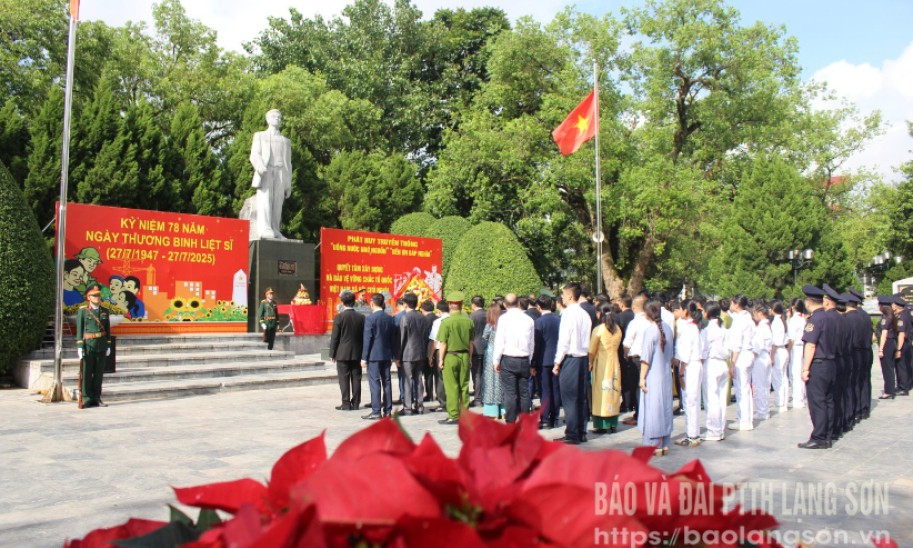 Đoàn đại biểu của tỉnh dâng hương kỷ niệm 78 năm ngày Thương binh - Liệt sĩ