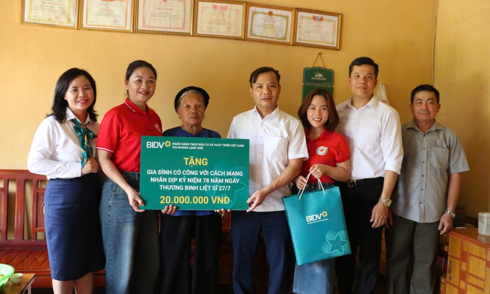 Trao tặng 20 triệu đồng cho gia đình nạn nhân chất độc da cam tại phường Kỳ Lừa