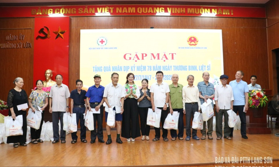 Hội Chữ thập đỏ tỉnh trao tặng 200 suất quà cho hộ chính sách, hộ có hoàn cảnh khó khăn