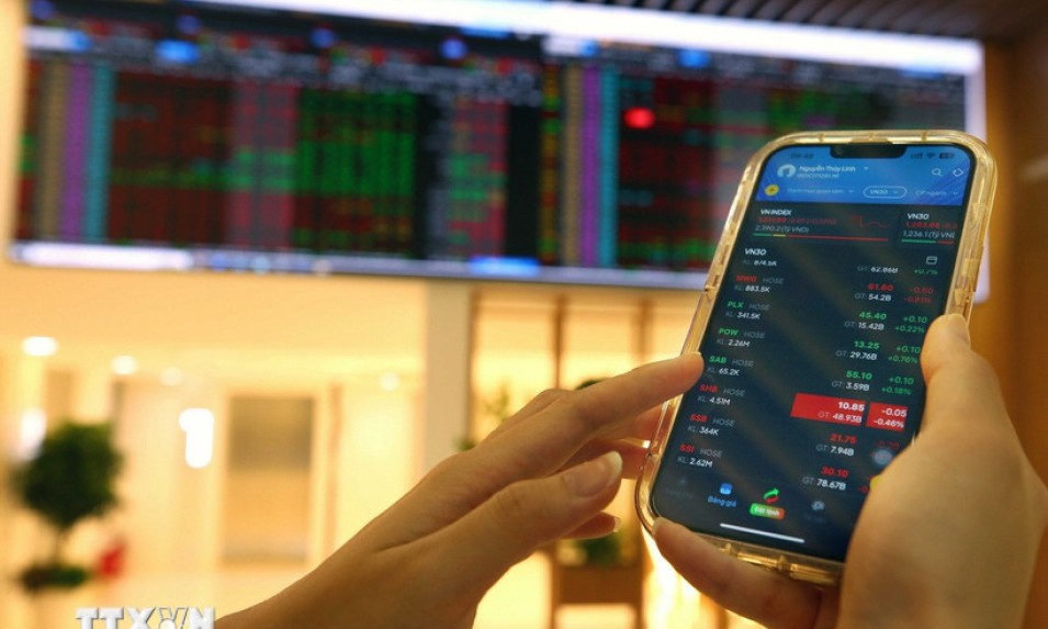 20.000 tỷ đồng chảy vào thị trường, VN-Index tiến gần đỉnh lịch sử