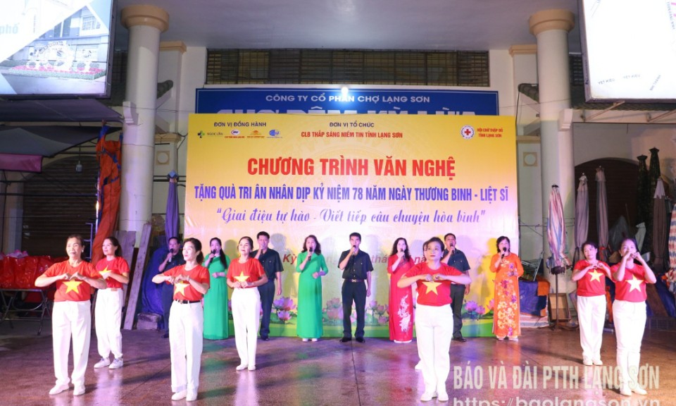 Câu lạc bộ Thắp sáng niềm tin tổ chức chương trình văn nghệ, tặng quà tri ân nhân Kỷ niệm 78 năm Ngày