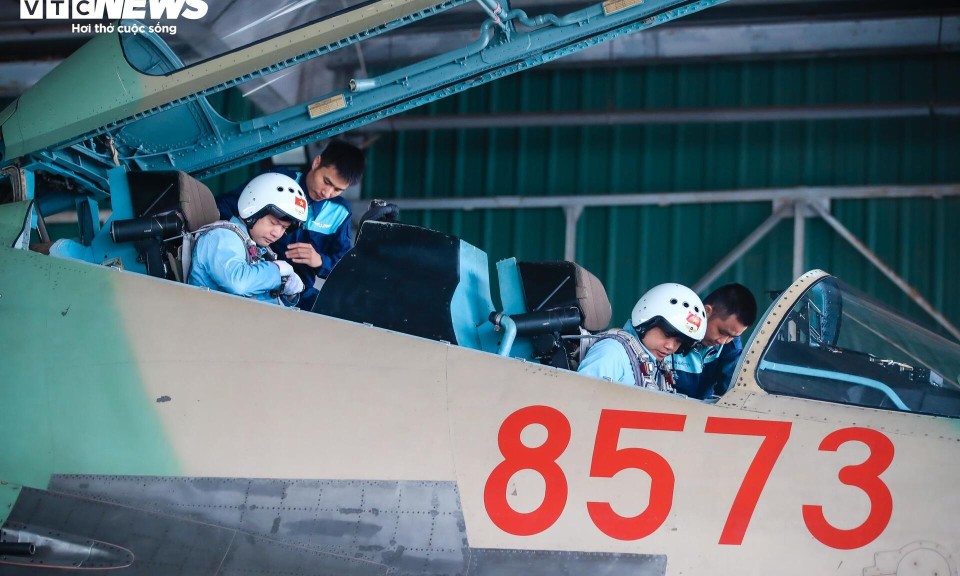 Một ngày thầm lặng của kỹ thuật viên không quân bên chiến đấu cơ Su-30MK2