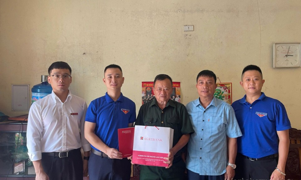 Agribank chi nhánh Lạng Sơn tặng 65 suất quà, tri ân gia đình chính sách, người có công