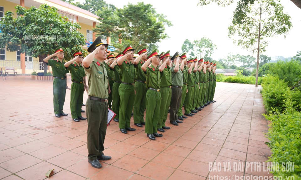 Công an Lạng Sơn tổ chức sinh hoạt chính trị và "Bữa cơm sum vầy" tri ân liệt sĩ