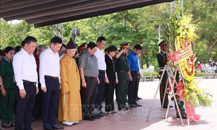 Thủ tướng Phạm Minh Chính tri ân các lãnh đạo tiền bối và người có công với cách mạng tại Quảng Trị và Huế