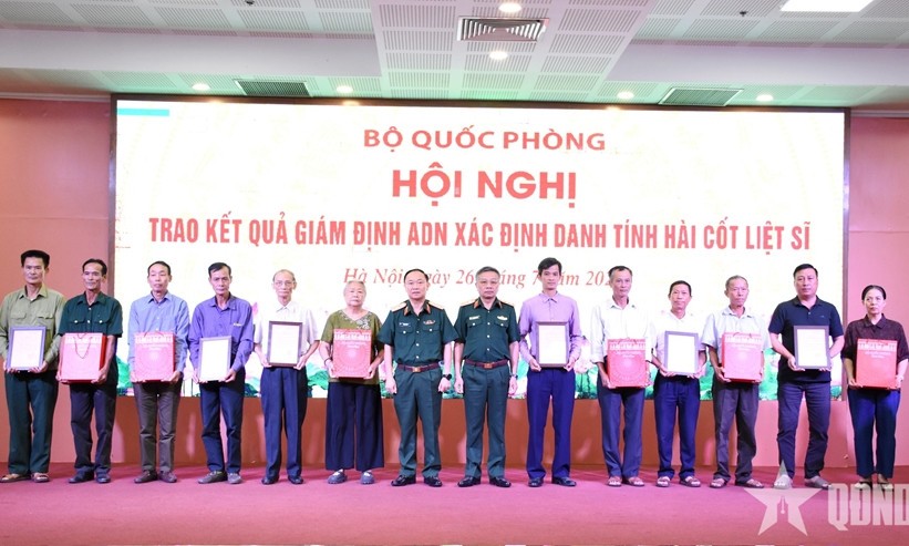 Bộ Quốc phòng trao kết quả giám định ADN xác định danh tính hài cốt liệt sĩ