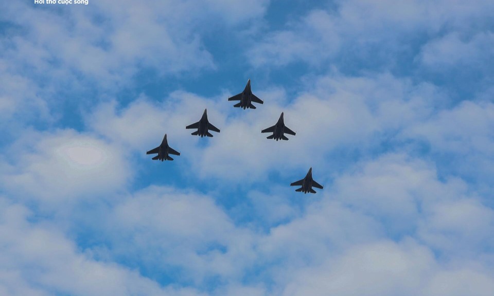 Đội hình bay của chiến đấu cơ Su-30MK2 làm chủ bầu trời hướng tới 2/9
