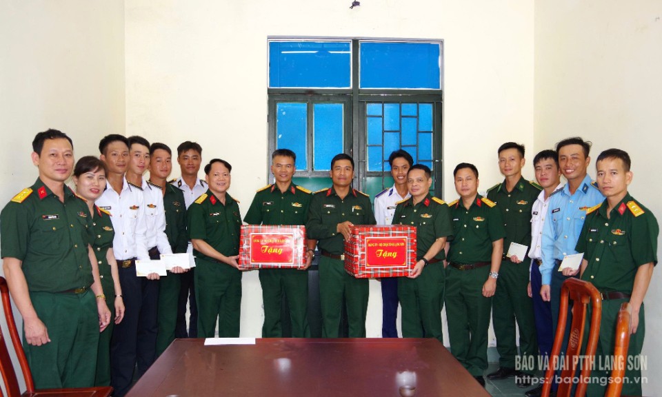 Đoàn công tác Bộ Chỉ huy quân sự tỉnh Lạng Sơn thăm, động viên, tặng quà lực lượng diễu binh, diễu hành
