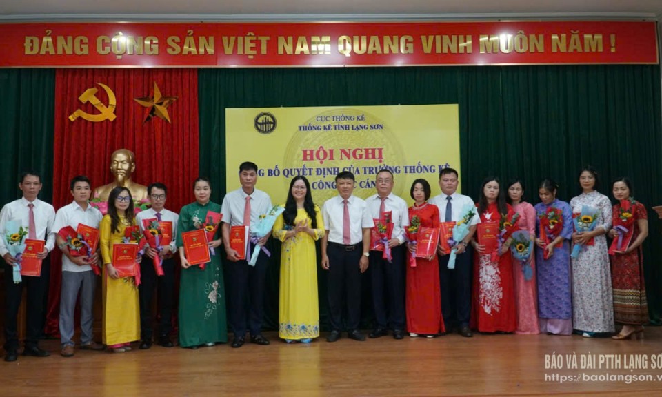 Thống kê tỉnh Lạng Sơn công bố các quyết định về công tác cán bộ