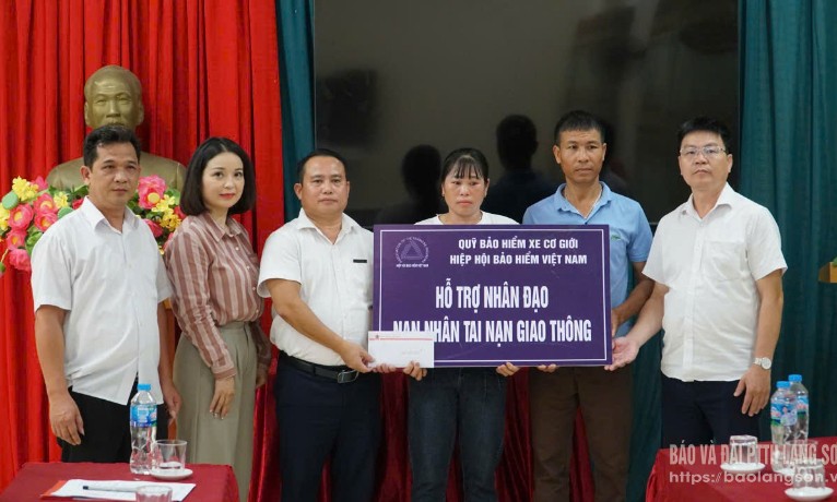 Hỗ trợ 90 triệu đồng cho hai gia đình nạn nhân tai nạn giao thông