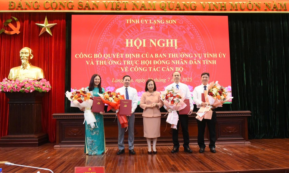 Công bố các quyết định về công tác cán bộ