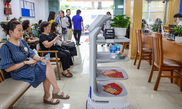 Người dân Hà Nội làm thủ tục hành chính được miễn phí đồ ăn, sử dụng robot lễ tân