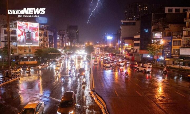 Chuyên gia lý giải nguyên nhân mưa dông trở lại, nắng nóng dịu dần ở miền Bắc