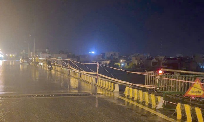 Dông lốc đánh bay lan can, hệ thống đèn chiếu sáng cầu Thái Bình