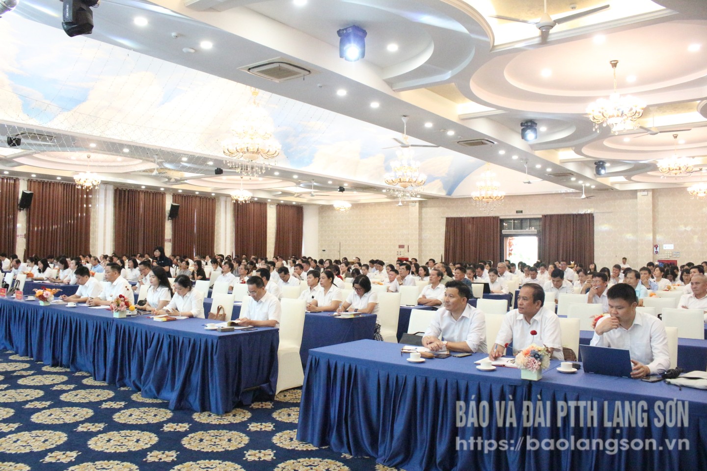 Các đại biểu tham gia hội nghị