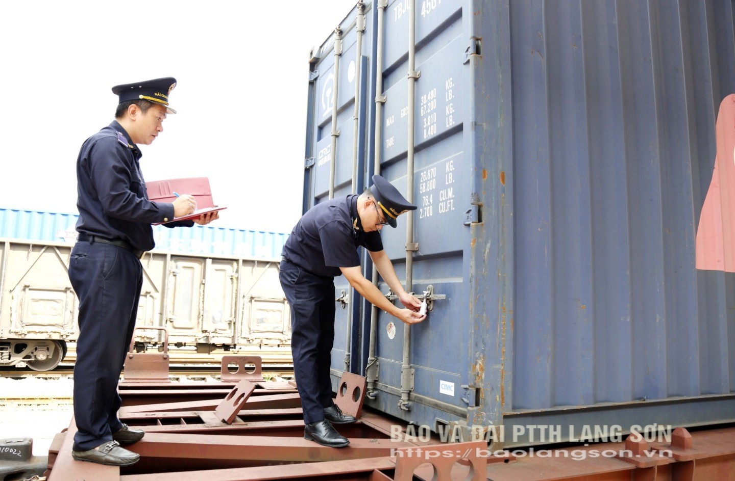 Công chức Hải quan cửa khẩu Ga ĐSQT Đồng Đăng thực hiện quy trình kiểm hóa các toa xe chở hàng hóa xuất nhập khẩu qua cửa khẩu