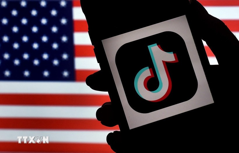 Biểu tượng TikTok trên màn hình điện thoại. (Ảnh: AFP/TTXVN)