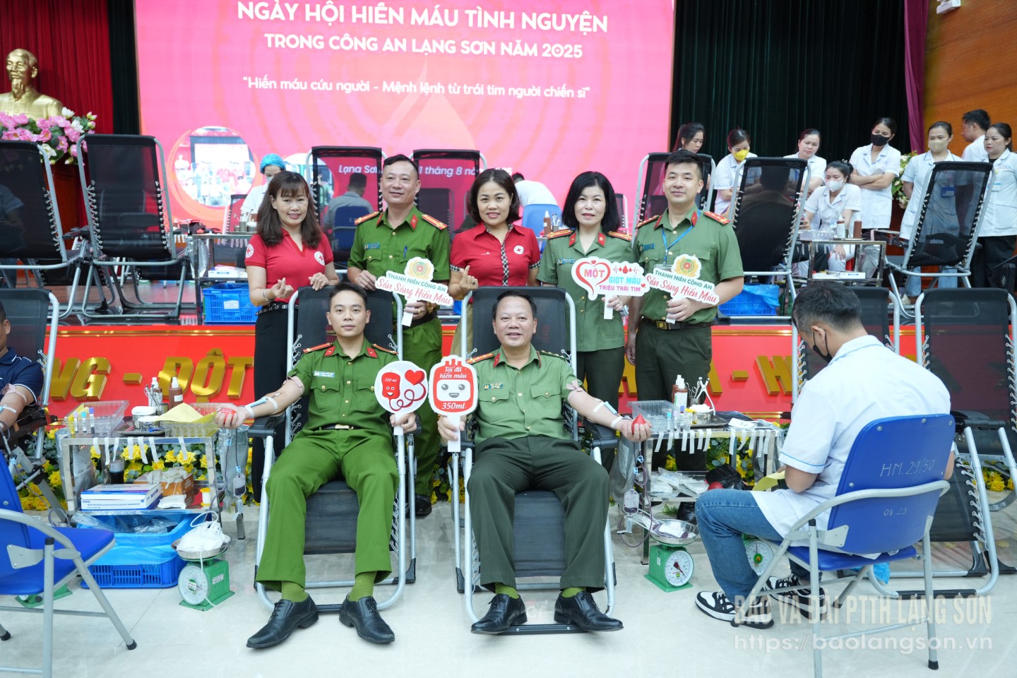 Lãnh đạo và các cán bộ chiến Công an tỉnh tham gia hiến máu tại Ngày hội