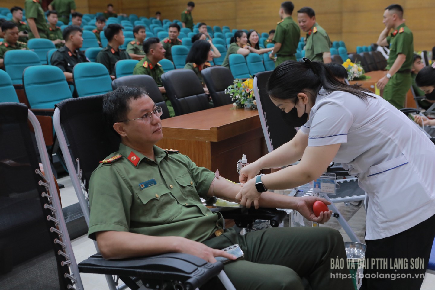 Các cán bộ, chiến sỹ công an tham gia hiến máu tình nguyện tại ngày hội