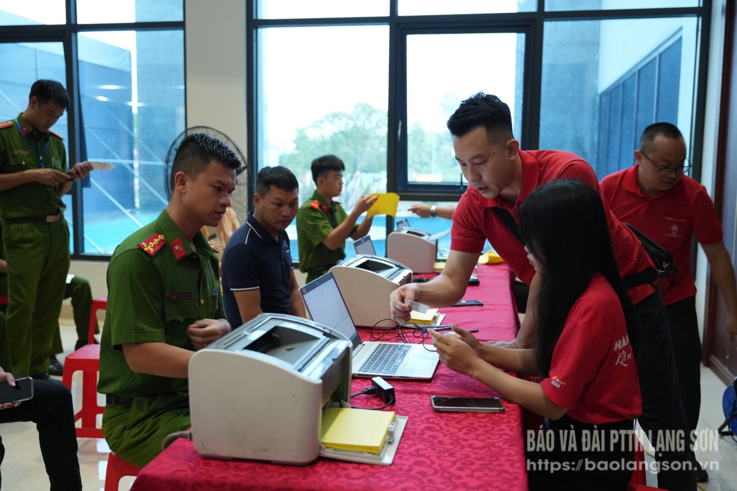 Đông đảo cán bộ, chiến sỹ trong lực lượng Công an tỉnh tham gia khám sàng lọc tại ngày hội hiến máu