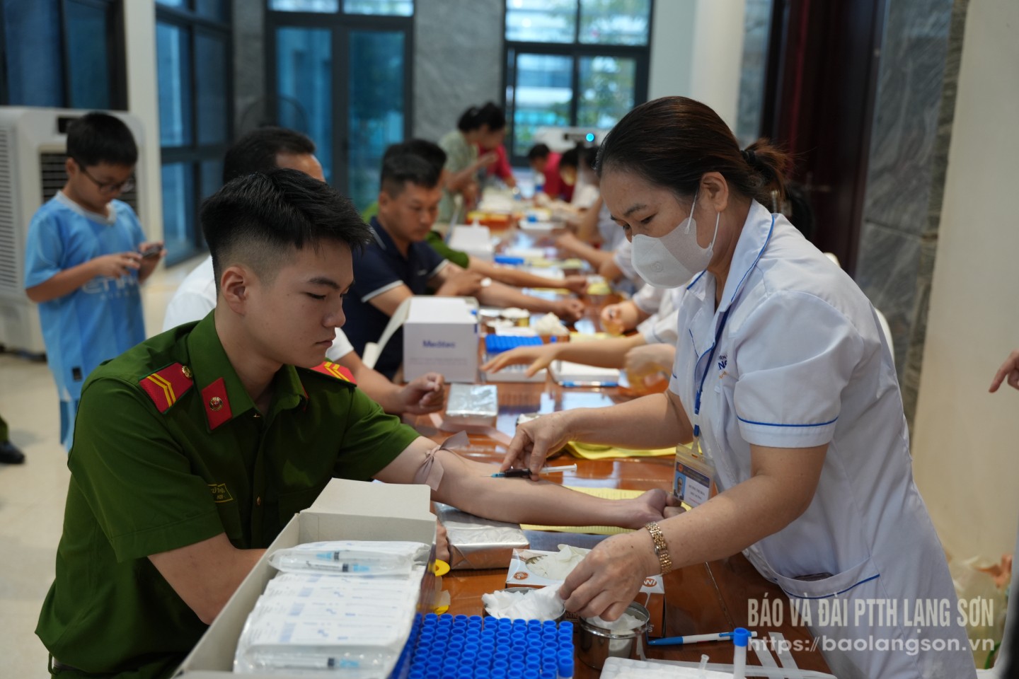 Đông đảo cán bộ, chiến sỹ trong lực lượng Công an tỉnh tham gia khám sàng lọc tại ngày hội hiến máu