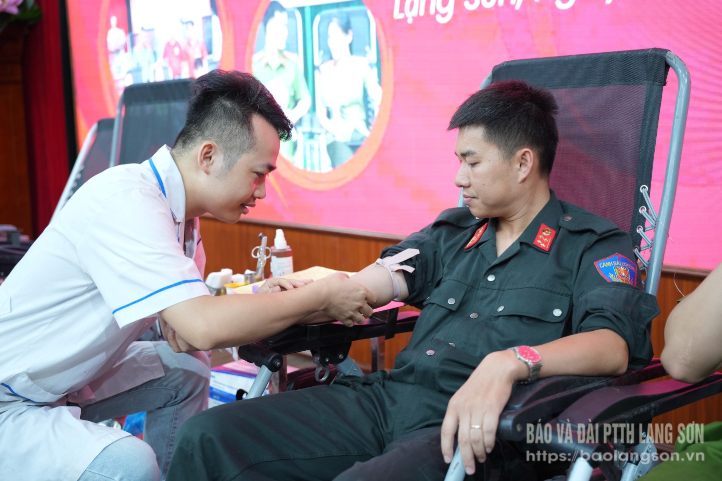 Các cán bộ, chiến sỹ công an tham gia hiến máu tình nguyện tại ngày hội