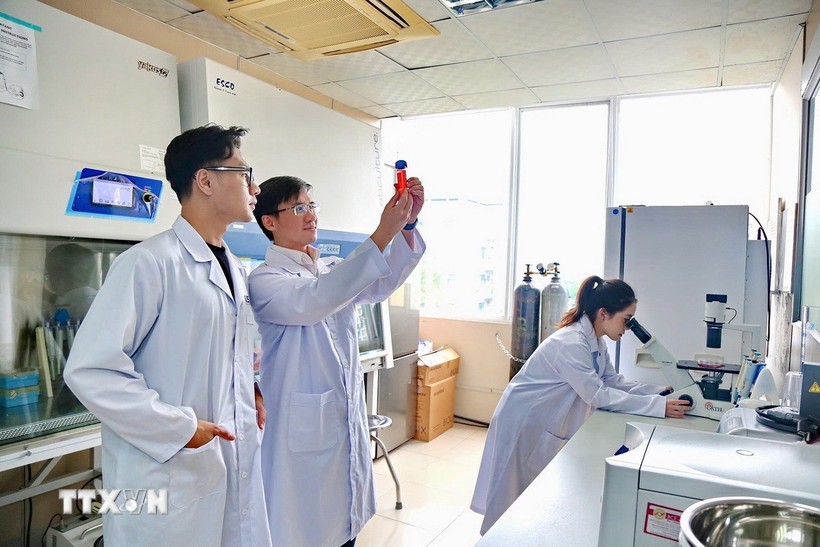 Chuyên gia, nhà khoa học, nhân lực tham gia nghiên cứu trong doanh nghiệp khoa học và công nghệ được miễn thuế thu nhập cá nhân. (Ảnh minh họa: Diệu Thúy/TTXVN)