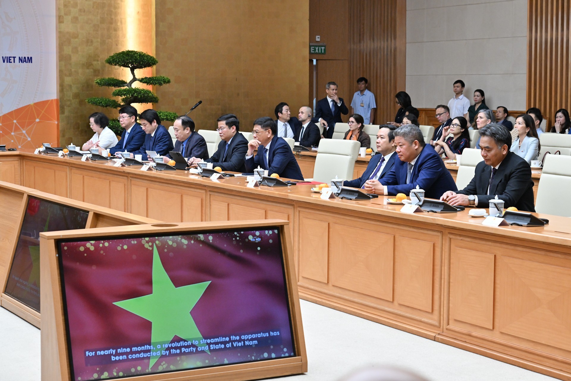 Đại diện lãnh đạo các ban, bộ, ngành của Chính phủ Việt Nam tham dự buổi gặp.
