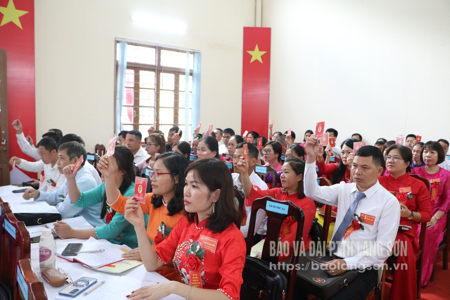 Các đại biểu biểu quyết thông qua Nghị quyết Đại hội Đảng bộ xã Đồng Đăng nhiệm kỳ 2025 - 2030 