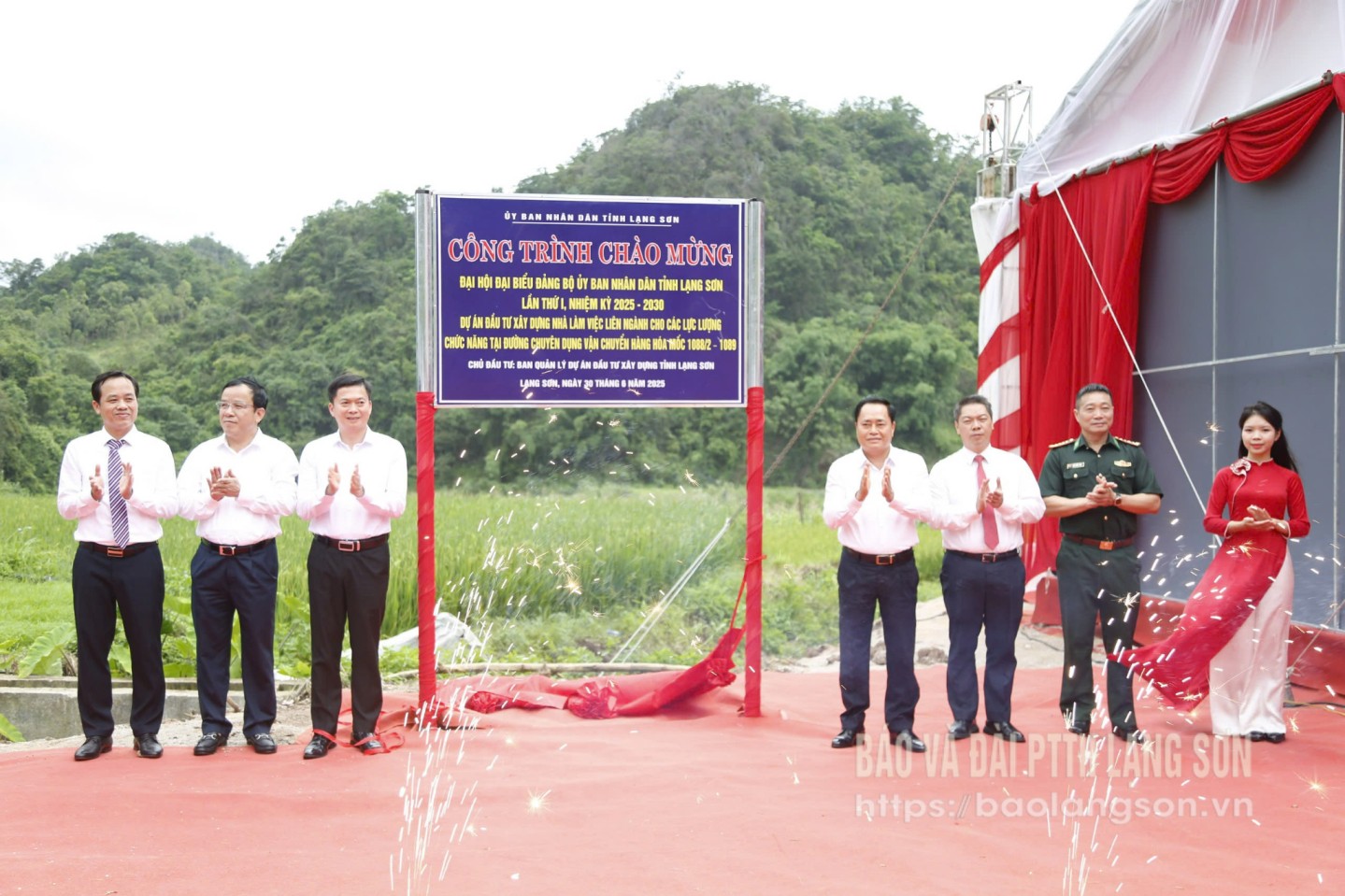 Các đại biểu thực hiện lễ gắn biển công trình dự án Đầu tư xây dựng nhà làm việc liên ngành cho các lực lượng chức năng  tại đường chuyên dụng vận chuyển hàng hoá mốc 1088/2-1089