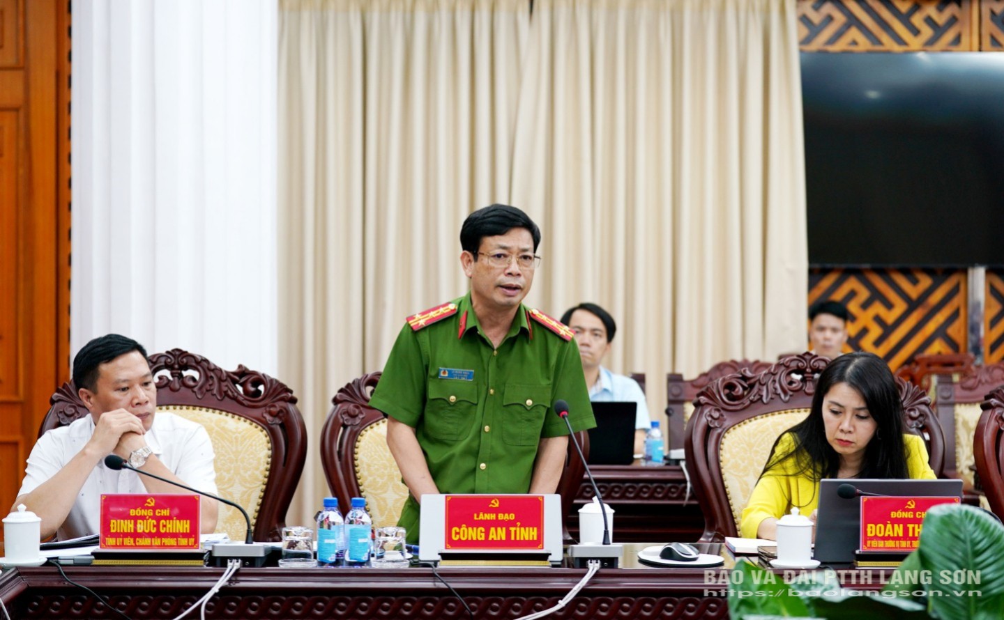 Lãnh đạo Công an tỉnh báo cáo những nội dung liên quan tại kỳ họp