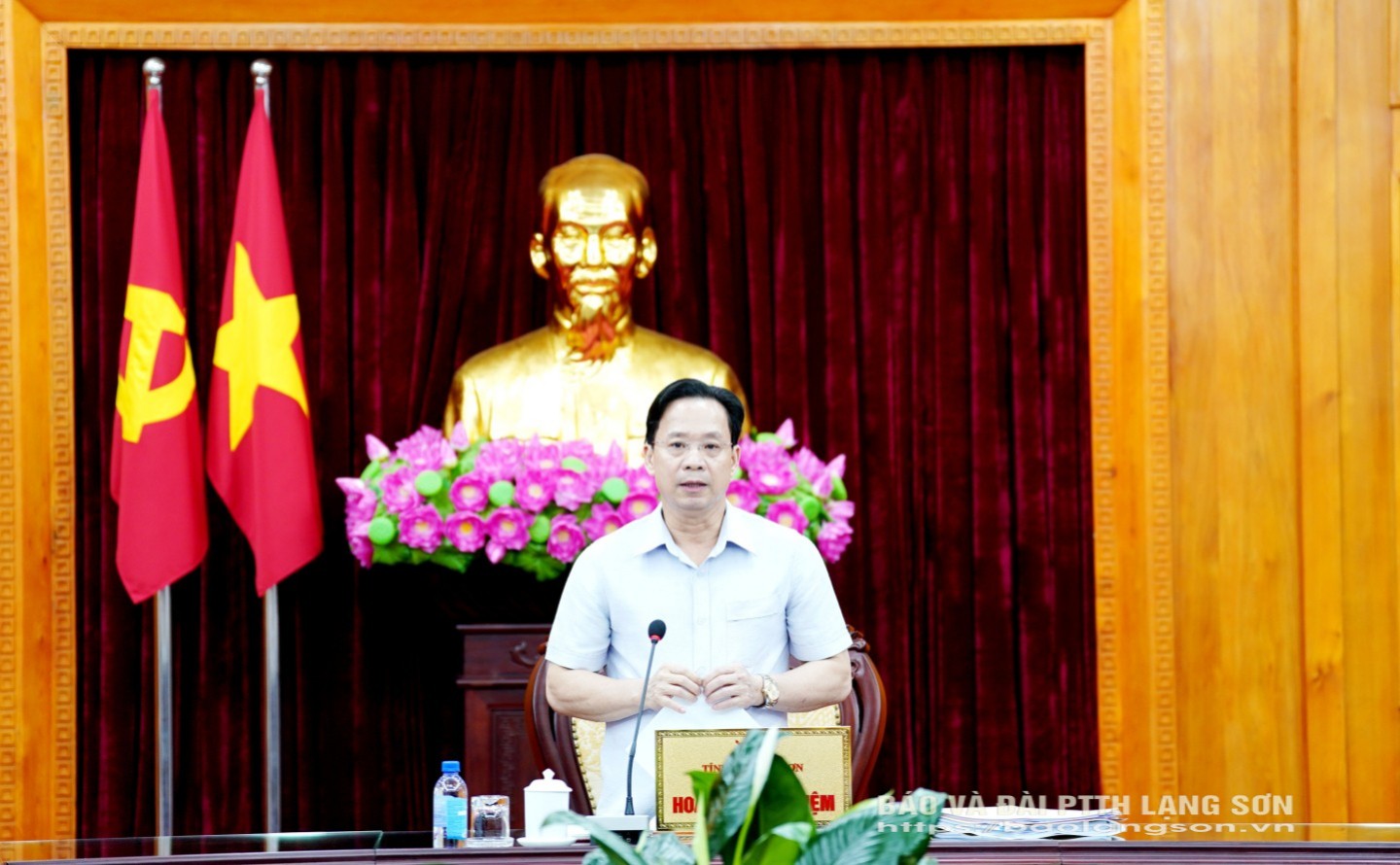 Đồng chí Hoàng Văn Nghiệm, Bí thư Tỉnh ủy, Trưởng đoàn ĐBQH tỉnh, Trưởng BCĐ phát biểu tại kỳ họp
