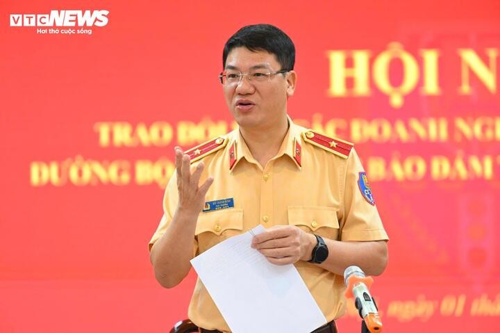 Thiếu tướng Đỗ Thanh Bình, Cục trưởng Cục CSGT trao đổi với các doanh nghiệp tại hội nghị.