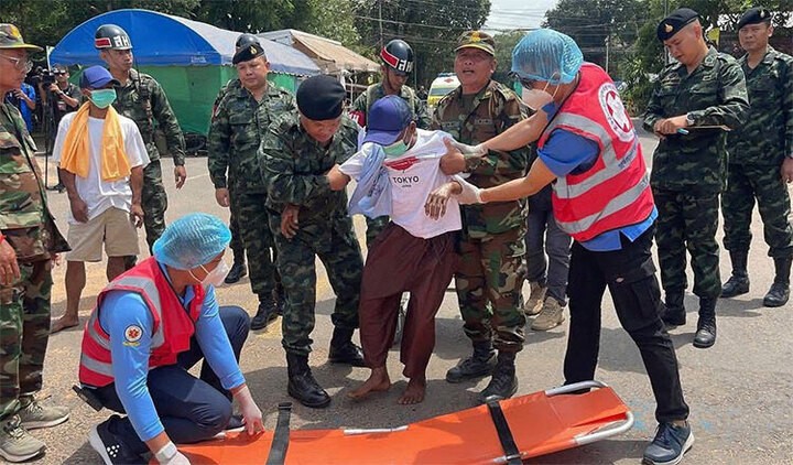 Thái Lan vừa trao trả hai binh lính Campuchia. (Ảnh: Khmer Times)
