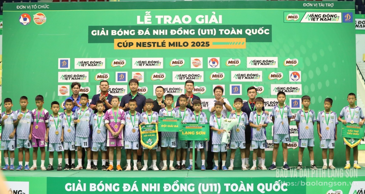 Ban Huấn luyện và cầu thủ đội U11 Lạng Sơn nhận huy chương đồng tại giải