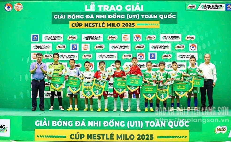 Cầu thủ Lý Khánh Hưng (thứ ba từ trái qua) nhận giải chuyên đề cầu thủ tiêu biểu