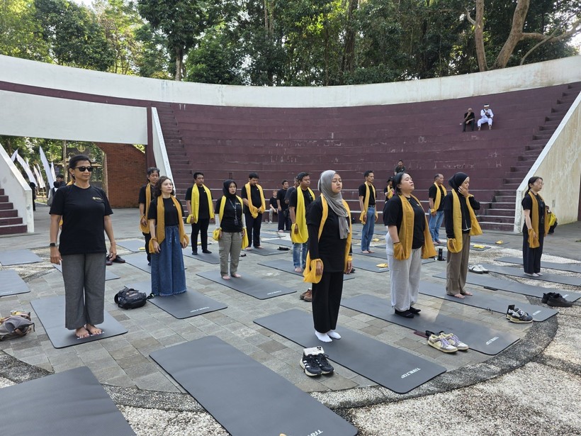 Participants join a yoga session (Photo: VNA)