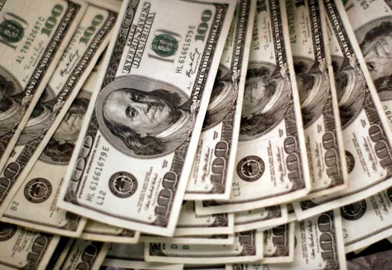  Đồng USD lao dốc. Ảnh: Reuters.