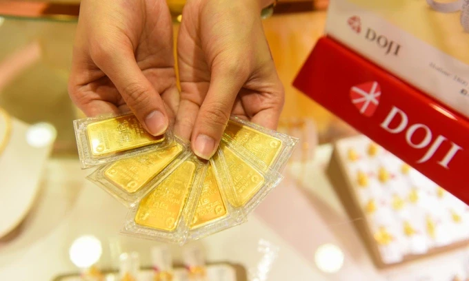 Giá vàng miếng trong nước hôm nay (2-8) duy trì ổn định ở ngưỡng cao 121,4 triệu đồng/lượng bán ra. Ảnh minh họa: DOJI